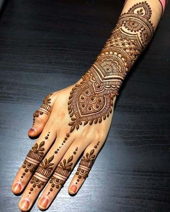 „Mehndi Design Back Hand“