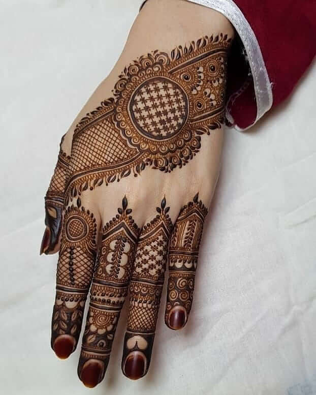 Pakistano nugaros rankos Mehendi dizainas