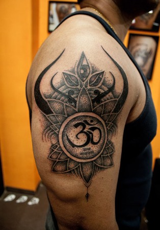 „Om Tattoo“ dizainas ant rankų