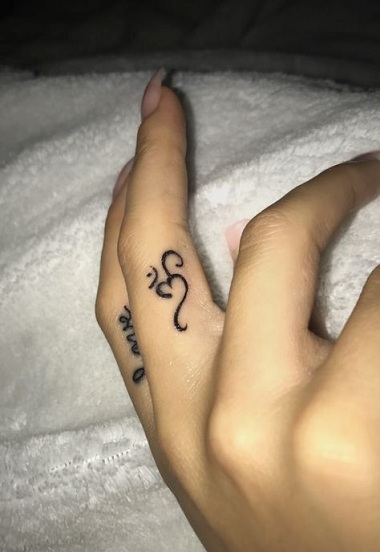 „Om Tattoo“ dizainas ant pirštų