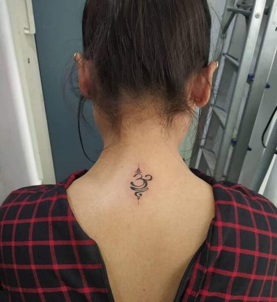 „Om Tattoo“ dizainai ant kaklo