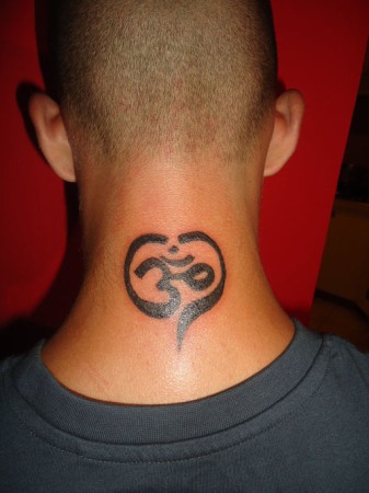 „Om Tattoo“ dizainai ant kaklo