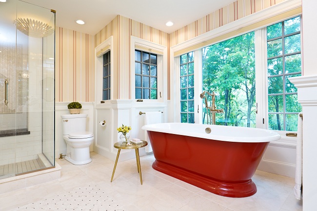 Šiuolaikiškas vonios kambario dizainas su atskirai stovinčia geležine vonia