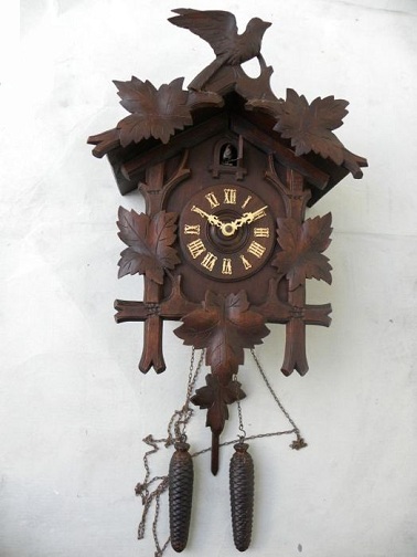 Vienos dienos mechaniniai senoviniai gegutės laikrodžiai