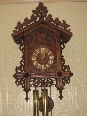8 dienų senovinis gegutės laikrodžio dizainas