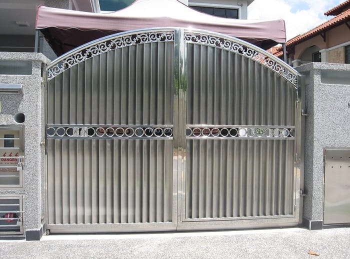 Plieninių vartų dizainas