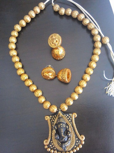 Terakotos Ganesha karolių rinkinys su Jhumka