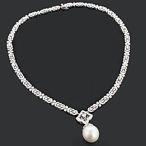 Deimantų ir perlų balta grandinė