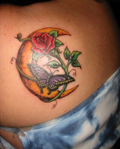 Oranžinė mėnulio tatuiruotė su vynmedžio rože