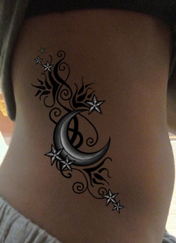 Dangiškai įmantri mėnulio tatuiruotė su sidabrinėmis žvaigždėmis