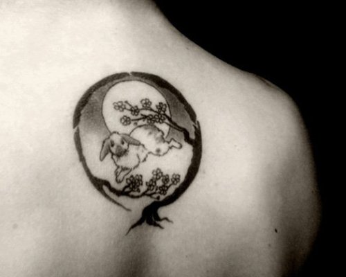 Pilnas mėnulis su medžio tatuiruotės dizainu