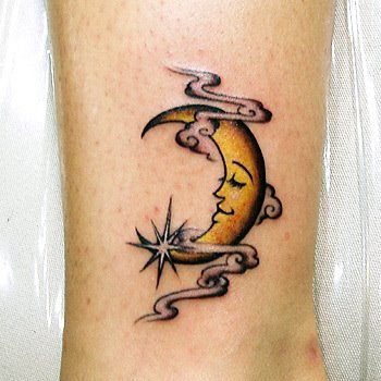 Pusmėnulio tatuiruotė ant kojos