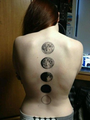 Pilno mėnulio tatuiruotės stuburo srityje