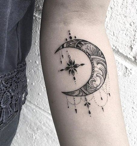 Geriausi mėnulio tatuiruočių dizainai & amp; Idėjos 1