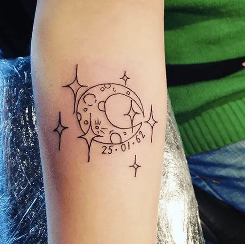 Geriausi mėnulio tatuiruočių dizainai & amp; 5 idėjos
