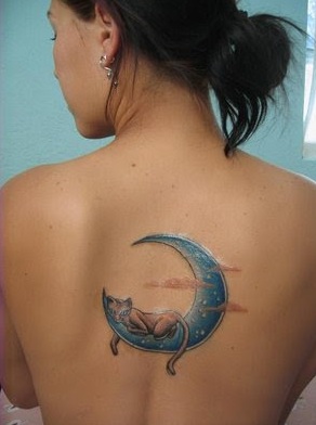 Tinginė katės mėnulio tatuiruotė moteriai