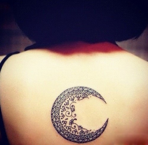 Meninis mėnulio tatuiruotės dizainas nugarai