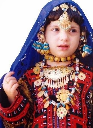 Mergina Omane, dėvi tradicinę „Tikka“
