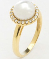 Moteriškas auksinis žiedas su perlų dizainu