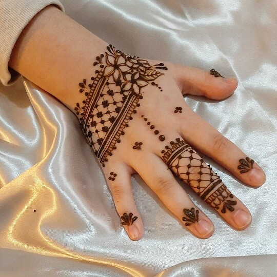 Kız Bebek için Mehndi Tasarımı