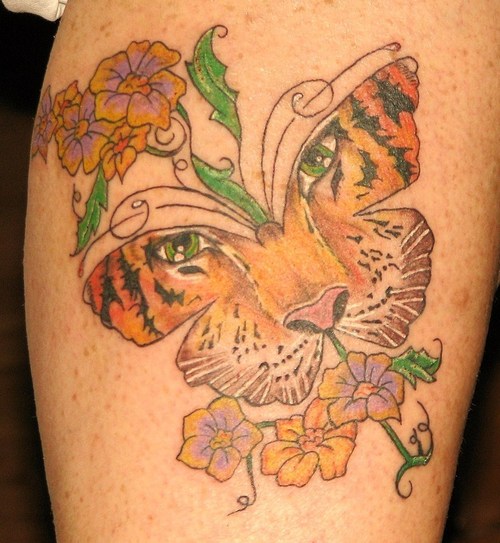 Tigro drugelio tatuiruotės dizainas ant šlaunies