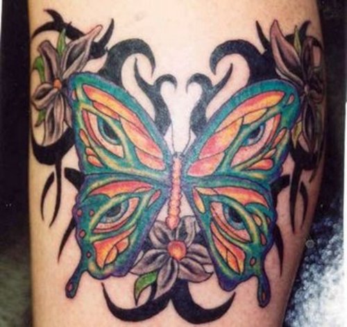 Įvairiaspalvės drugelio tatuiruotės ant kojos