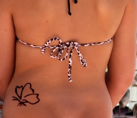 Apatinės nugaros drugelio tatuiruotės mergaitėms