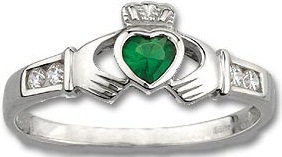 Vyriškas sidabro spalvos „Claddagh“ žiedo dizainas