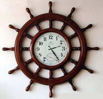 Išraižytas senovinis medinis laikrodis