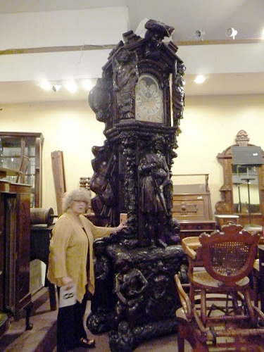 Monumentaliai sukurtas Juodojo miško senelio laikrodis