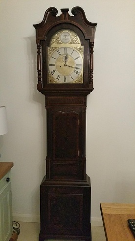 Senelio laikrodis su ilgu korpusu