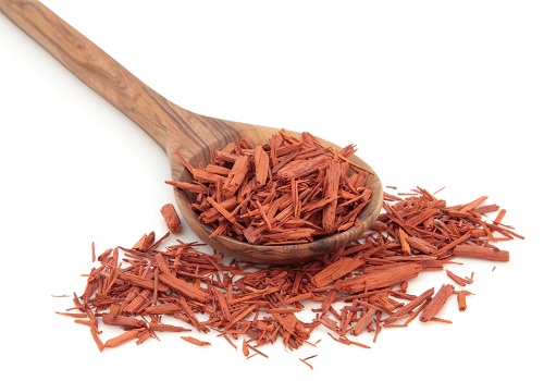Geriausi spuogų grožio patarimai - sandalmedžio pasta ir rožių vanduo