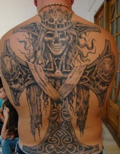 Kaukolė su kryžminio tatuiruotės dizainu