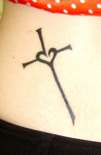 Širdies kryžiaus tatuiruotės dizainas