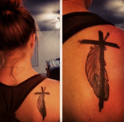 Kryžius su plunksnų tatuiruotės dizainu