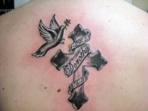 Balandis su kryžminio tatuiruotės dizainu