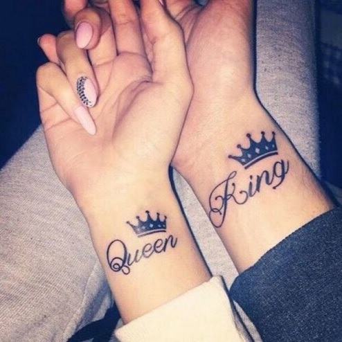 Karalius & amp; Karalienę atitinkančios tatuiruotės poroms