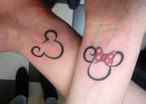 Mickey ir Minnie suderinama poros tatuiruotė