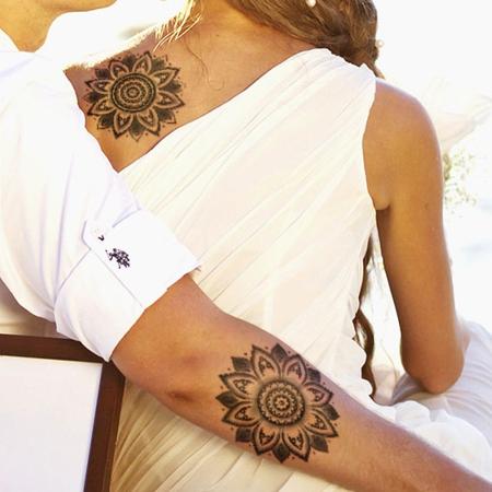 Tinkamas gėlių poros tatuiruotės dizainas