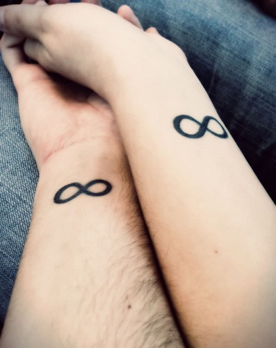 Tinkamas „Infinity Love“ tatuiruotės dizainas