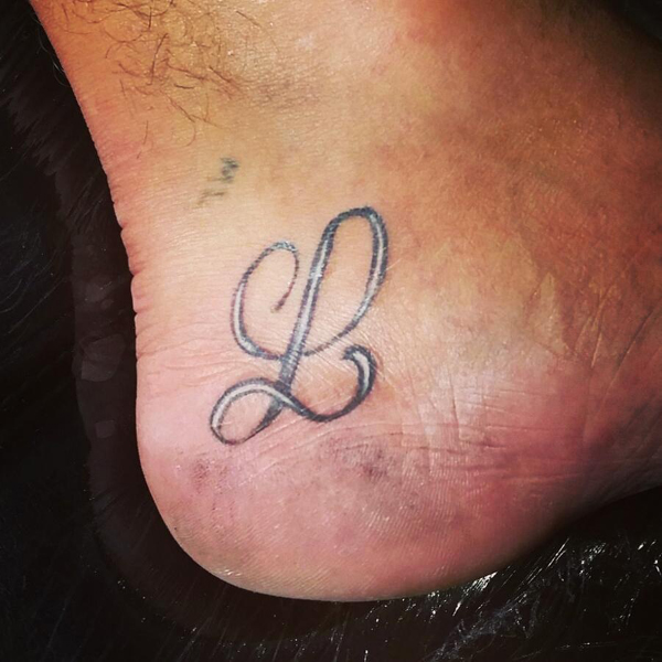 L raidės tatuiruotės dizainas ant kojos