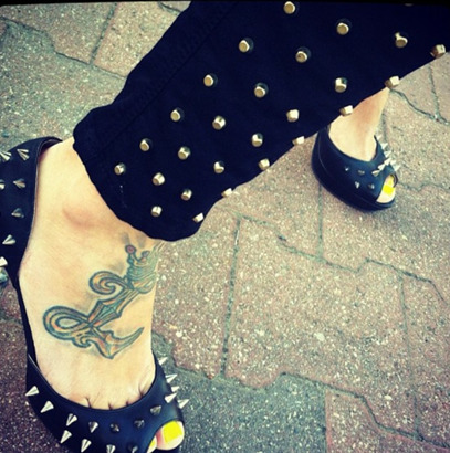 Plati L raidės tatuiruotė ant kojų