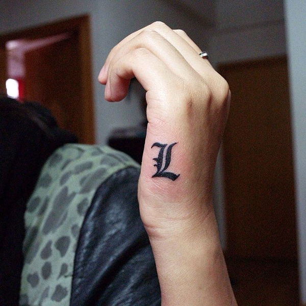 L raidės tatuiruotė delno pusėje
