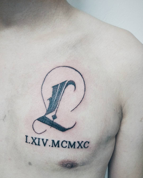 Informatyvi L raidės tatuiruotė