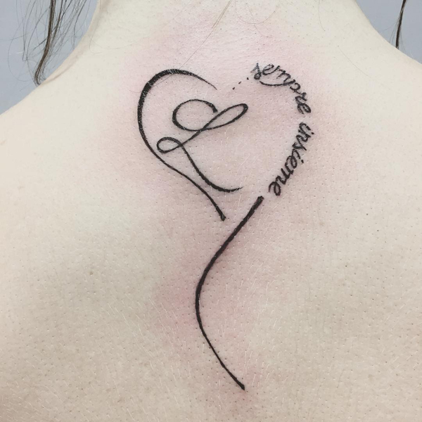 L raidės tatuiruotė širdies viduje