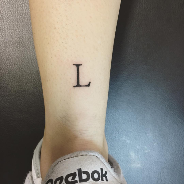 „Sharp L“ tatuiruotė kojos gale