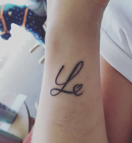Nuoširdi L raidės tatuiruotė