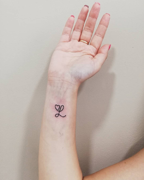 L raidės tatuiruotė su širdimi