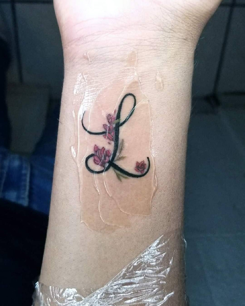 Gėlėta L tatuiruotė