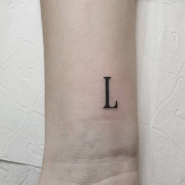 Paprasta L tatuiruotė